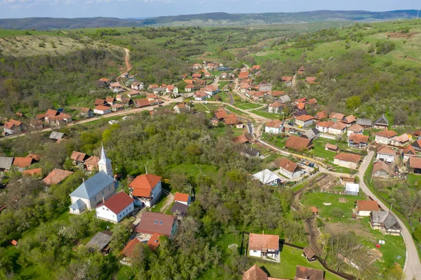 Romanya 'nın Transilvanya kentindeki tipik bir Macar köyünün hava görüntüsü. Inaktelke, Inucu
