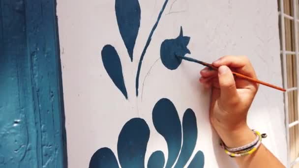 Χέρι Ενός Κοριτσιού Ζωγραφική Μπλε Λουλούδι Μοτίβο Τουλίπα Ένα Ασβεστωμένο — Αρχείο Βίντεο
