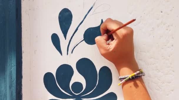 Hand Girl Painting Blue Flower Motif Tulip Whitewashed Wall – stockvideo