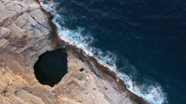  Destansı deniz kıyısında doğal kayalık havuzun üzerinde uçuyor. Giola lagünü, Thassos Adası, Yunanistan, insansız hava aracı manzarası