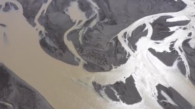 Kocaman bir nehir yatağının üzerinde uçuyor. Buzul nehir sistemi, İzlanda 'daki Vatnajokull buzulundan moraine tortuları taşıyor. Küresel ısınma ve iklim değişikliği çevre kavramı