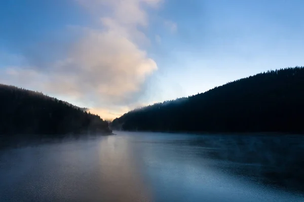 Vista Aerea Lago Nebbioso Alba Luci Scure Durante Alba Freddo — Foto Stock