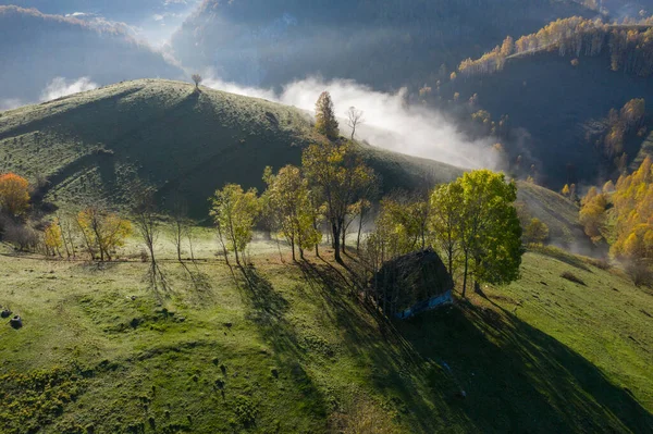 Ορεινή Εξοχική Κατοικία Φθινόπωρο Ξύλινοι Αχυρώνες Εναέρια Λήψη Τρανσυλβανία Ρουμανία — Φωτογραφία Αρχείου