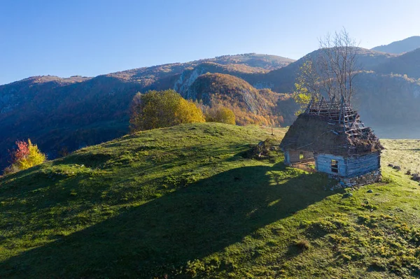 Sonbaharda Dağ Çiftliği Var Ahşap Ahırlar Hava Aracı Manzarası Transilvanya — Stok fotoğraf