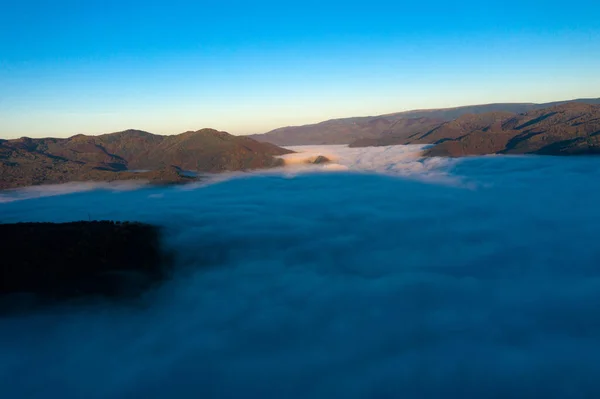 Vista Aérea Niebla Matutina Valle Amanecer Por Encima Las Nubes — Foto de Stock