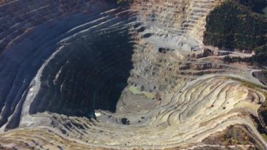 Bir açık maden ocağının üzerinde uçuyor, Romanya 'nın Rosia-Hersek kentinde bakır kazısı. Hava aracı görünümü