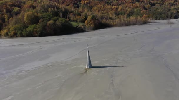 Abstrakte Luftaufnahme Des Kirchturms Mit Kreuz Und Schatten Überflutet Von — Stockvideo