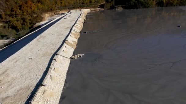 Vista Aérea Resíduos Mineração Que Fluem Para Lagoa Decantação Uma — Vídeo de Stock