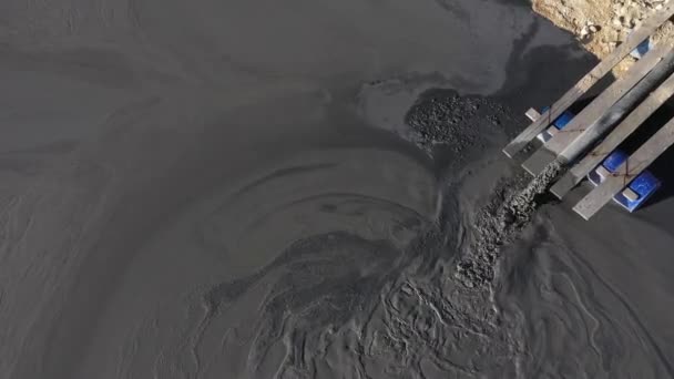 銅鉱山からの重金属汚染の空中ビュー 脱塩池に排出される残留水を採掘する ルーマニアのGeamana — ストック動画