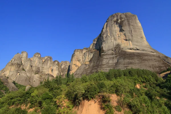 Скелі Метеори в місті Kastraki — стокове фото