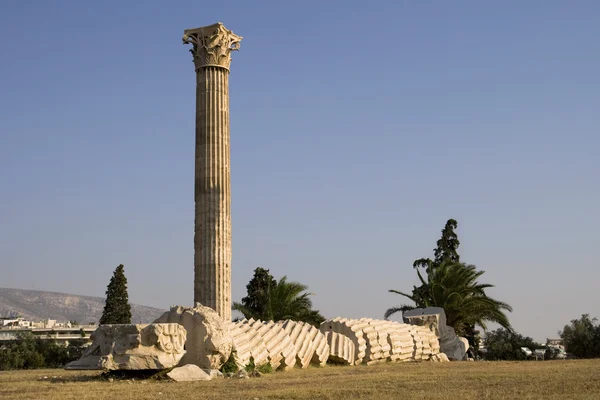Collapsed column on Temple of Zeus — Stock Photo, Image