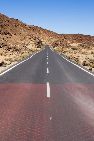 Autopista a través de tierra volcánica —  Fotos de Stock