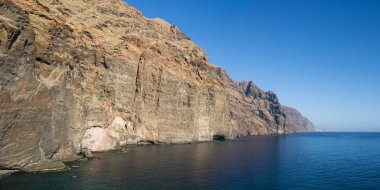 los gigantes olan kayalıklarla