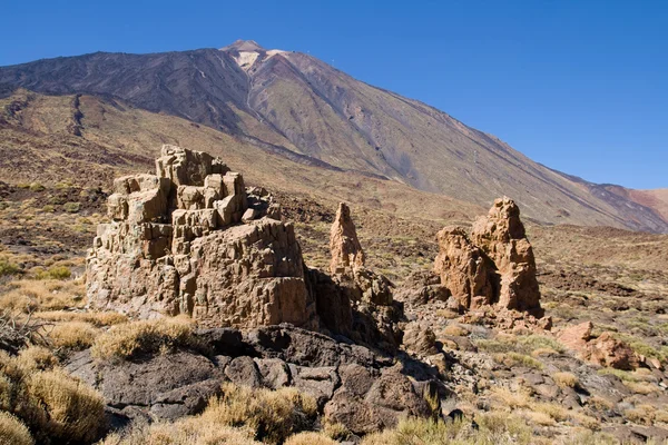 Klippformationer och berget teide — Stockfoto