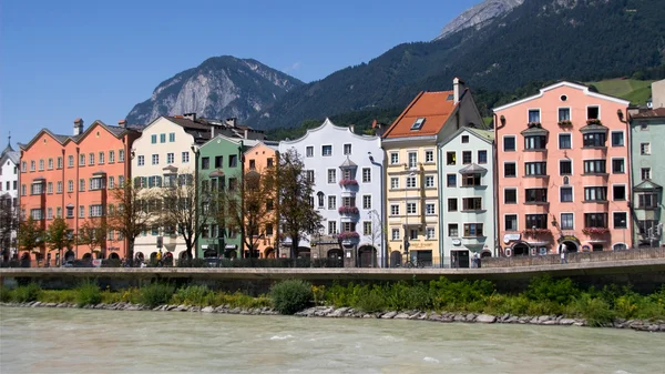 Case colorate a Innsbruck — Foto Stock