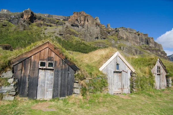 草の屋根の小屋 — ストック写真