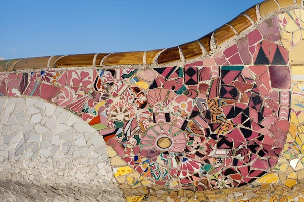 Mosaico en estilo Trencadis en un banco del Parque Güell, Barcelona, Cataluña —  Fotos de Stock