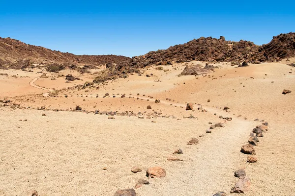 Stone path through the desert — Stock Photo, Image