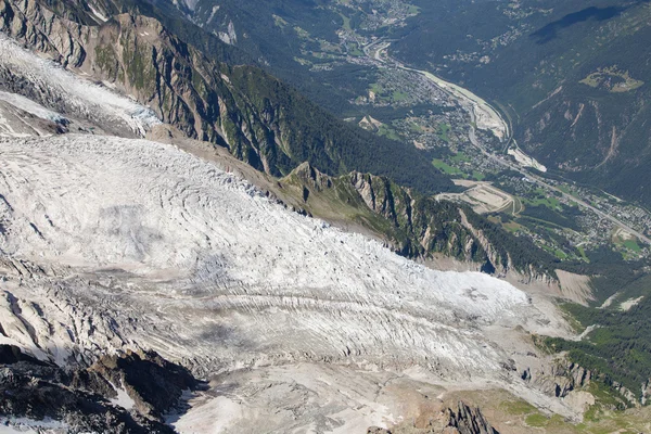 Bossons Glacier Aiguille du Midistä — kuvapankkivalokuva