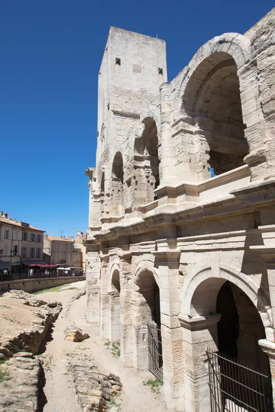 Arles amfiteatr, wieża i podcienia — Zdjęcie stockowe