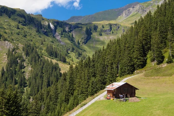 Chata ve švýcarských Alpách — Stock fotografie