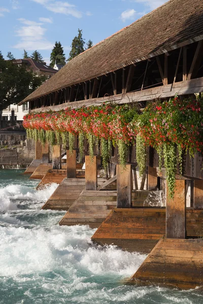 Ponte de madeira tradicional suíça — Fotografia de Stock