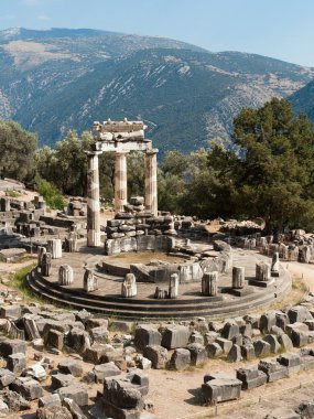 Tholos temple delphi