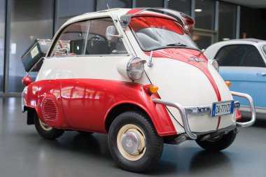 Torino, İtalya - 13 Ağustos 2021: BMW Isetta Torino, İtalya 'daki Ulusal Otomobil Müzesi' nde (MAUTO) sergilendi.