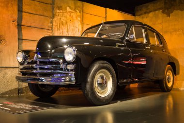 Torino, İtalya - 13 Ağustos 2021: GAZ M-20 Pobeda Torino, İtalya 'daki Ulusal Otomobil Müzesi' nde (MAUTO) sergilendi.