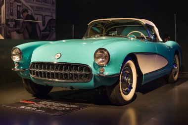Torino, İtalya - 13 Ağustos 1957 Chevrolet Corvette Cabrio Torino, İtalya 'daki Ulusal Otomobil Müzesi' nde (MAUTO) sergilendi..