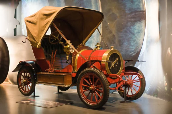 Torino, İtalya - 13 Ağustos 2021: Legnano A 6 / 8 HP Torino, İtalya 'daki Ulusal Otomobil Müzesinde (MAUTO) sergilendi.