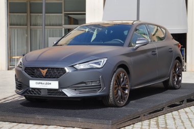 Barselona, İspanya - 7 Ekim 2021: Cupra Leon e-Hybrid İspanya 'nın Barselona şehrinde 2021 Otomobil Barselona' da sergilendi..