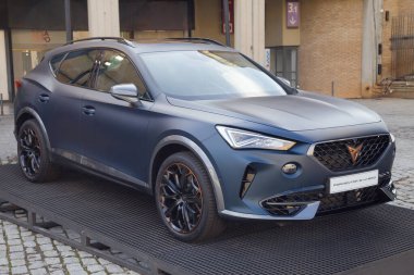 Barcelona, İspanya - 7 Ekim 2021: Cupra Formentor e-Hybrid İspanya 'nın Barcelona şehrinde 2021 Otomobil Barselona' da sergilendi..