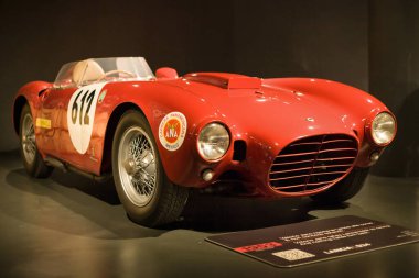 Torino, İtalya - 13 Ağustos 2021: Lancia D24 Torino, İtalya 'daki Ulusal Otomobil Müzesi' nde (MAUTO) sergilendi.