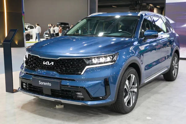 Barcelona, İspanya - 7 Ekim 2021: KIA Sorento 1.6 HEV İspanya 'nın Barselona şehrinde sergilendi..