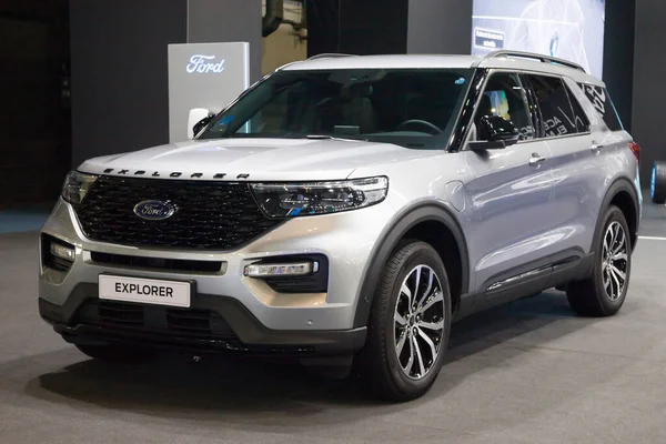 Barcelona, İspanya - 7 Ekim 2021: Ford Explorer PHEV AWD ST-Line İspanya 'nın Barcelona şehrinde sergilendi.