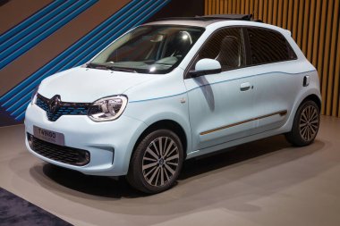 Barcelona, İspanya - 7 Ekim 2021: Renault Twingo E-Tech Electric Zen İspanya 'nın Barselona şehrinde 2021 Otomobil Barselona' da sergilendi.