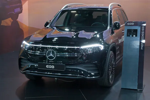 Barcelona, İspanya - 7 Ekim 2021: Mercedes Benz EQB 300 4Matic İspanya 'nın Barselona şehrinde 2021 Otomobil Barselona' da sergilendi.