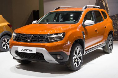 Barselona, İspanya - 7 Ekim 2021: Dacia Duster İspanya 'nın Barcelona şehrinde 2021 Otomobil Barselona' da sergilendi..
