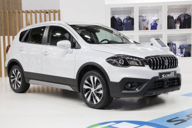 Barselona, İspanya - 7 Ekim 2021: Suzuki SX4 S-Cross 1.4 GLX 4WD Aut Hybrid Barcelona, İspanya 'da Automobile Barcelona 2021' de sergilendi.