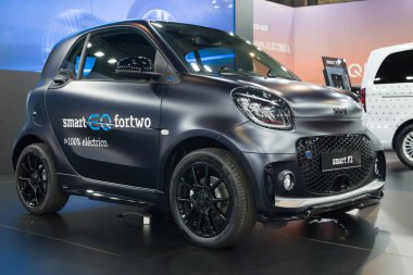 Barcelona, İspanya - 7 Ekim 2021: Smart EQ Fortwo İspanya 'nın Barcelona şehrinde 2021 Otomobil Barselona' da sergilendi.