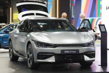 Barselona, İspanya - 7 Ekim 2021: Kia EV6 GT-Line İspanya 'nın Barselona şehrinde sergilendi.
