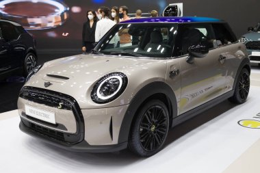 Barselona, İspanya - 7 Ekim 2021: Mini Cooper SE İspanya 'nın Barcelona şehrinde 2021 Otomobil Barselona' da sergilendi..