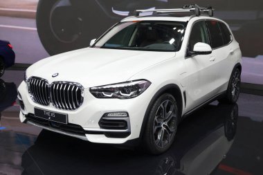 Barcelona, İspanya - 7 Ekim 2021: BMW X5 xDrive45e İspanya 'nın Barselona şehrinde Automobile Barcelona 2021' de sergilendi.