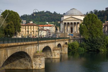 Torino, İtalya 'daki Vittorio Emanuele Köprüsü ve Gran Madre di Dio Kilisesi.