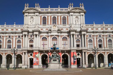 Torino, İtalya - 14 Ağustos 2021: Torin, İtalya 'daki Carignano Sarayı' nın arka cephesi.