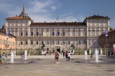Torino, İtalya - 14 Ağustos 2021: Piazza Castello, Torino, İtalya Kraliyet Sarayı.