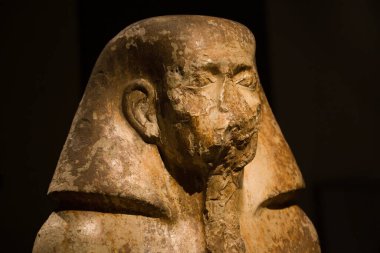 Torino, İtalya - 14 Ağustos 2021: Mısır Torin Müzesi 'nde Neferhotep' in oğlu vali Wahka 'nın heykeli.