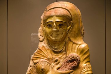 Torino, İtalya - 14 Ağustos 2021: Mısır Torin Müzesi 'nde bir kadın mumyayı korumak için altın kaplama.
