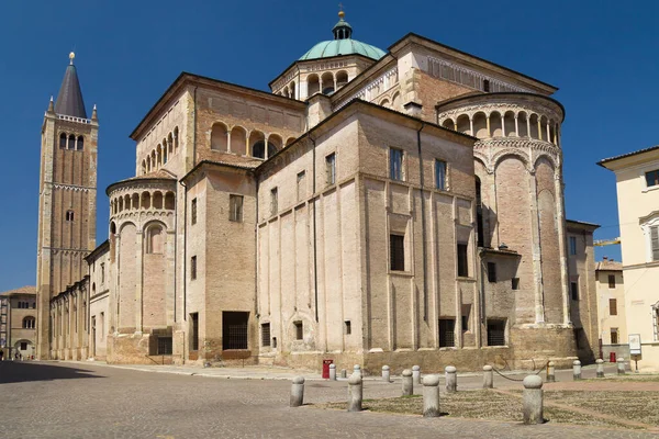 意大利帕尔马Santa Maria Assunta大教堂的后视镜 — 图库照片